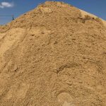 Где и как купить строительный песок с доставкой в Москве и области: советы и рекомендации